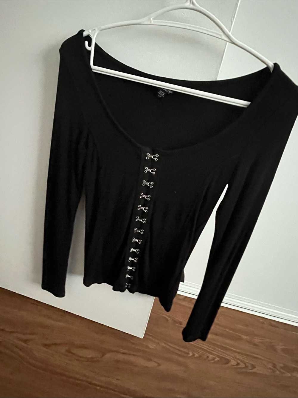 Women's Black Long-Sleeve Hook-and-Eye Top